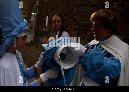 Mallorca, Espagne. 24 mars, 2013. Les Pénitents se préparer avant de prendre part à la "entrada de Jésus une Jérusalem" procession pendant la Semaine Sainte à Palma de Majorque, dans l'île des Baléares de Majorque Espagne 24 mars 2013. Des centaines de processions ont lieu autour de l'horloge en Espagne pendant la Semaine Sainte, le dessin des milliers de visiteurs. Banque D'Images