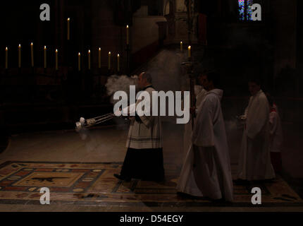 Mallorca, Espagne. 24 mars, 2013. Un prêtre portant l'encens à la tête d'une procession des Rameaux à l'entrée de la cathédrale de Palma de Majorque au début de la Semaine Sainte à l'île des Baléares de Majorque Espagne, 24 mars 2013. Des centaines de processions ont lieu autour de l'horloge en Espagne pendant la Semaine Sainte, le dessin des milliers de visiteurs. Banque D'Images