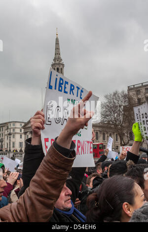 Les manifestants des deux côtés de l'argument sur l'égalité du mariage se sont réunis à Trafalgar Square, Londres. 24 mars 2013. Organisateurs de la protestation La Manif Pour Tous qui se tiendra à Paris avait organisé un événement Londres simultanée. Une contre-manifestations ont été organisées par les partisans des droits LGBT. Banque D'Images