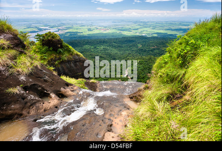 Vue sur le Bangladesh à partir d'un point élevé du Khasi Hills près de la ville de Haïfa Au Meghalaya, dans le nord est de l'Inde. Banque D'Images