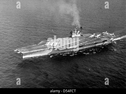 L'USS America (CV-66) était un porte-avions de classe Forrestal de l'US Navy, mis en service en 1965 et servi jusqu'à son déclassement en 1996. Le navire a joué un rôle vital dans l'aviation navale et les opérations militaires américaines pendant son service. Banque D'Images