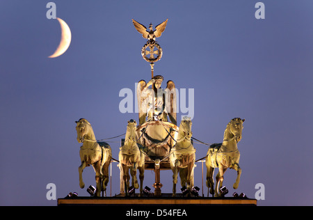 Berlin, Allemagne, la bande de Quadriga Burger porte avec croissant de lune dans l'arrière-plan Banque D'Images