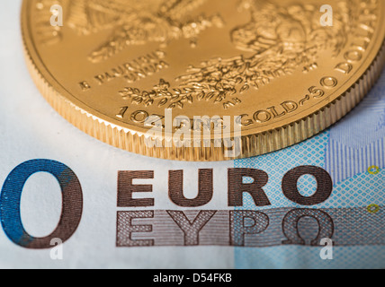 Pièces d'or solide euro contraste avec les problèmes de la dette en Europe notesuggesting Banque D'Images