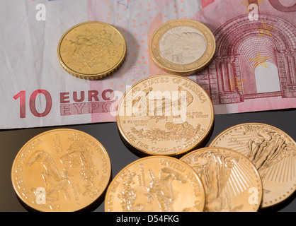 Pièces d'or solide contraste avec euro note et pièces en suggérant des problèmes de la dette en Europe Banque D'Images