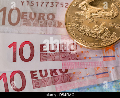 Pièces d'or solide contraste avec des numéros sur les problèmes de la dette euro note suggérant Banque D'Images