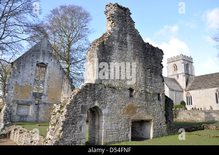 En regardant à travers les anciennes ruines de Minster Lovell Hall pour l'église paroissiale de Saint Kenelm, Minster Lovell, Oxfordshire Banque D'Images