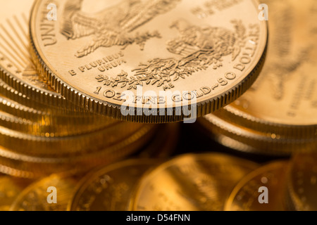 Des piles d'une once troy d'aigle d'or pièces d'or de la monnaie du trésor américain Banque D'Images