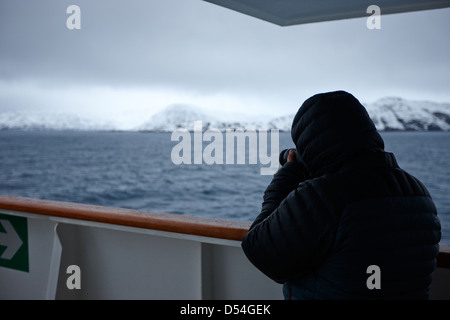 Photo prise de passagers à bord du navire à passagers hurtigruten voile à travers les fjords en hiver la norvège europe Banque D'Images