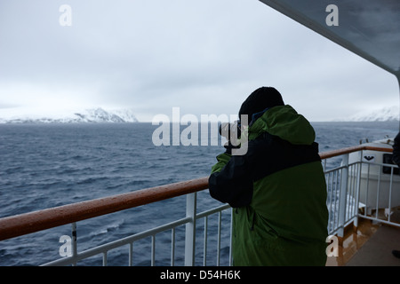 Des photos de passagers à bord du navire à passagers hurtigruten voile à travers les fjords en hiver la norvège europe Banque D'Images