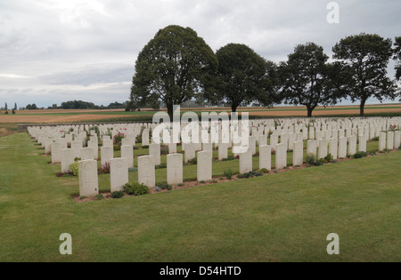 Vue générale les pierres tombales dans le cimetière britannique de Courcelette, Somme, France. Banque D'Images