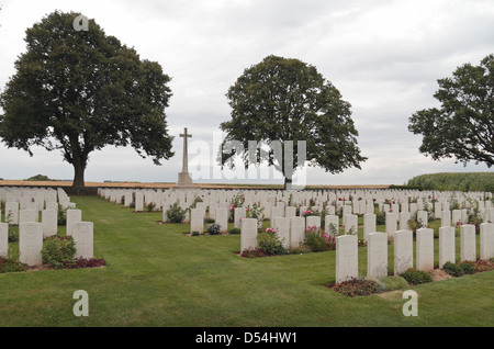 Vue générale de la Croix du Sacrifice et pierres tombales dans le cimetière britannique de Courcelette, Somme, France. Banque D'Images