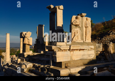 Reliefs en pierre au monument de Memmius haut de Curetes street à côté de l'Agora d'État en ruines de l'ancienne Ephèse Turquie avec ciel bleu clair Banque D'Images