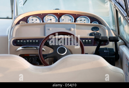 Contrôles de bateaux, Close up avec l'accent sur le volant en bois Banque D'Images