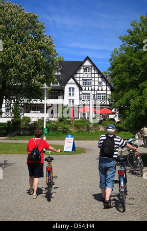 L'île de Hiddensee, Kloster, cyclistes, en face de l''hôtel Hitthim, Mecklembourg Poméranie occidentale, Allemagne Banque D'Images