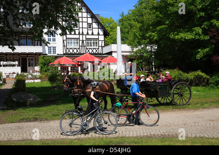 L'île de Hiddensee, Kloster, coach en face de l'hôtel Hitthim, Mecklembourg Poméranie occidentale, Allemagne Banque D'Images