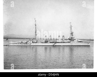 L'USS Trenton (CL-11) était un croiseur léger de classe Cleveland de l'US Navy, mis en service pendant la IIe Guerre mondiale. Il a soutenu diverses opérations, y compris des débarquements amphibies et un appui-feu naval, avant son déclassement après-guerre. Banque D'Images