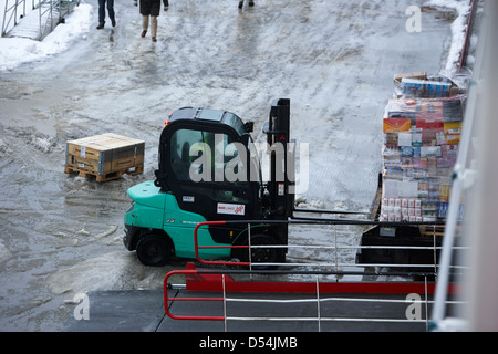 Chariot élévateur quai déchargement des expéditions de coastal ferry hurtigruten havoysund finnmark Norvège europe Banque D'Images