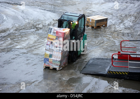 Chariot élévateur quai déchargement des expéditions de coastal ferry hurtigruten havoysund finnmark Norvège europe Banque D'Images