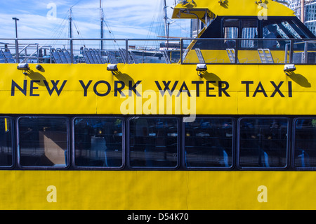 New York Water Taxi, Pier 17, East River, Manhattan, New York, États-Unis Banque D'Images