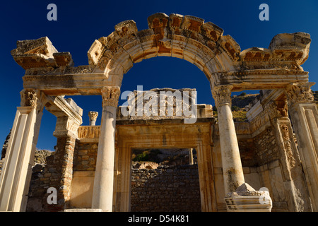 La sculpture sur pierre ouvragée façade du temple d'Hadrien avec Tyché Déesse de la ville d'Ephèse Turquie avec ciel bleu clair Banque D'Images