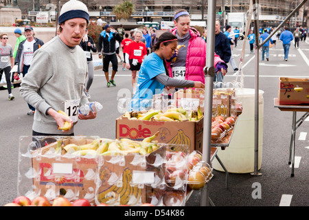 Coureur de marathon d'atteindre pour les fruits après course Banque D'Images