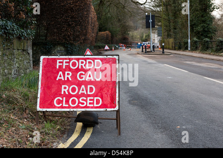 Road closed sign en anglais et gallois tandis que les travaux pour l'alimentation en eau réparé, Llanfoist, Pays de Galles, Royaume-Uni Banque D'Images