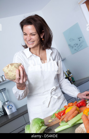 Bâle, Suisse, quand une femme la cuisson dans la cuisine Banque D'Images