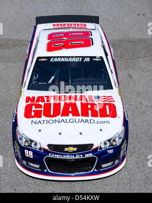 22 mars 2013 - Fontana, CA, É.-U. - FONTANA, CA - 22 MAR 2013 : Dale Earnhardt Jr (88) tire au garage pendant une séance d'essai pour l'Auto Club 400 à Auto Club Speedway à Fontana, CA. Banque D'Images