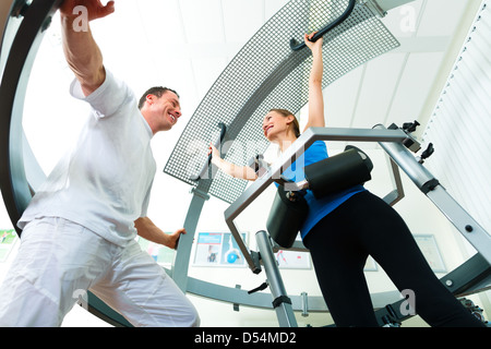 Curl - Espace libre de faire des exercices physiques avec son thérapeute Banque D'Images