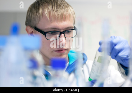 Tallinn, Estonie, un étudiant en chimie dans le laboratoire de l'Université technique de Tallinn Banque D'Images