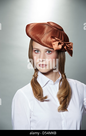 Hambourg, Allemagne, portrait d'une jeune fille à la mode d'été Banque D'Images