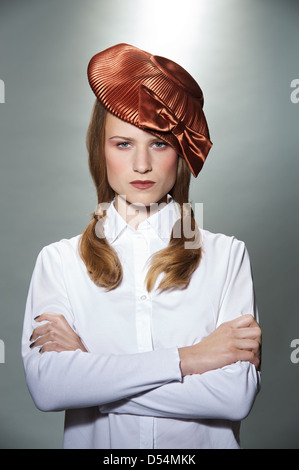 Hambourg, Allemagne, portrait d'une jeune fille à la mode d'été Banque D'Images