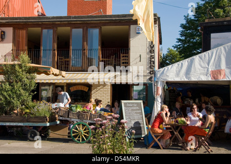 Les gens assis dehors, Pub, port, Bristol, England, UK Banque D'Images