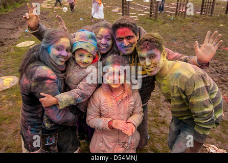 Bhaktivedanta Manor, Watford, Royaume-Uni. Le 24 mars 2013. Une famille couverte de poudres colorées comme ils célèbrent Holi (le festival des pierres de couleurs), un festival de printemps. Crédit : Stephen Chung / Alamy Live News Banque D'Images