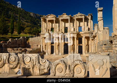 Vue des ruines entourant la bibliothèque de Celsus à partir de la rue de marbre antique d'Ephèse en Turquie Banque D'Images