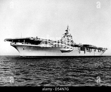 L'USS Valley Forge (CV-45), un porte-avions de classe Essex, a joué un rôle important dans l'histoire de l'US Navy. Servant des années 1940 aux années 1970, il a participé à de nombreuses opérations militaires et a contribué aux progrès de l'aviation navale. L'histoire du navire met en évidence l'évolution de la conception des porte-avions et de la stratégie militaire. Banque D'Images