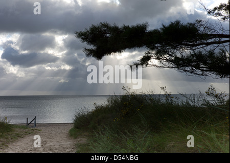 Allemagne, Prora, rayons de soleil brillant à travers une épaisse couverture nuageuse sur la mer Baltique Banque D'Images