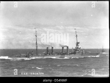 L'USS Trenton (CL-11), un croiseur léger de classe Cleveland, a joué un rôle clé dans les opérations de l'US Navy pendant la IIe Guerre mondiale. Le service du navire sur le théâtre du Pacifique et ses engagements navals ont contribué au succès des forces américaines. Banque D'Images