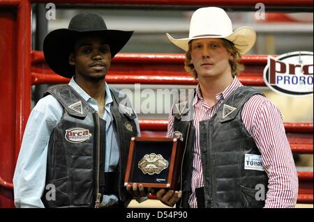 Fort Mohave, Arizona, USA. Le 24 mars 2013. L'érythroblastopénie Xtreme bull rider Semien Shane de Dayton, au Texas (à gauche) et Cooper Davis de Jasper, Texas célébrer après chaque a obtenu un 85 à gagner Fort Mohave Classic Xtreme Bulls tour rodeo à Mohave Crossing Event Center à Fort Mohave, AZ Crédit : Cal Sport Media / Alamy Live News Banque D'Images