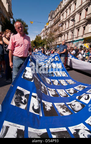 Buenos Aires, Argentine. Le 24 mars 2013. Sous le slogan Nunca Mas (espagnol pour ''plus jamais'') une manifestation massive à la place de Mai a marqué le 37e anniversaire du dernier coup d'État qui, le 24 mars 1976, installé un gouvernement militaire dans le pays qui s'est transformé en dictature la plus sanglante de l'histoire du pays. (Crédit Image : © Patricio Murphy/ZUMAPRESS.com) Banque D'Images