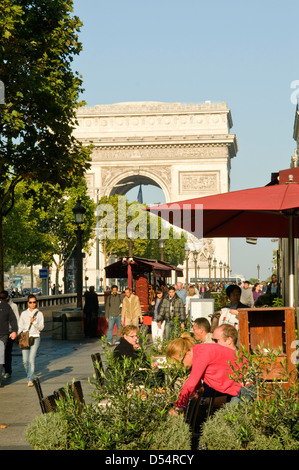 Café sur les Champs-Elysées, Paris, France Banque D'Images