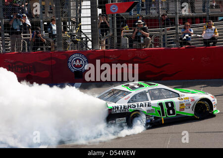 Fontana, California, USA. Le 24 mars 2013. Kyle Busch (18) remporte l'Auto Club 400 à l'Auto Club Speedway à Fontana, CA. Credit : Cal Sport Media / Alamy Live News Banque D'Images