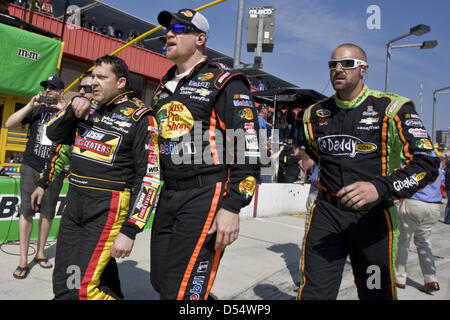 Fontana, California, USA. Le 24 mars 2013. 25 mars 2013 - Fontana, Californie, États-Unis - les membres d'équipage d'équipes en compétition une escorte en colère contre Tony Stewart retour à son stand après une altercation d'après course avec Joey Logano à l'Auto Club 400 course de NASCAR à Fontana. (Crédit Image : Photo : Daniel Knighton/ZUMAPRESS.com/Alamy Live News) Banque D'Images