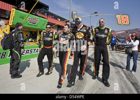 Fontana, California, USA. Le 24 mars 2013. 25 mars 2013 - Fontana, Californie, États-Unis - les membres d'équipage d'équipes en compétition une escorte en colère contre Tony Stewart retour à son stand après une altercation d'après course avec Joey Logano à l'Auto Club 400 course de NASCAR à Fontana. (Crédit Image : Photo : Daniel Knighton/ZUMAPRESS.com/Alamy Live News) Banque D'Images