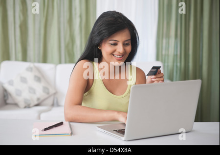 Femme avec un ordinateur portable en ligne Banque D'Images