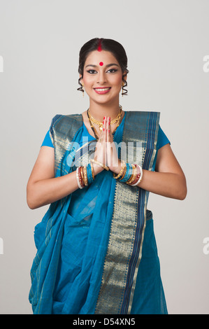 Portrait d'une femme souriante et souhaits Bengali Banque D'Images