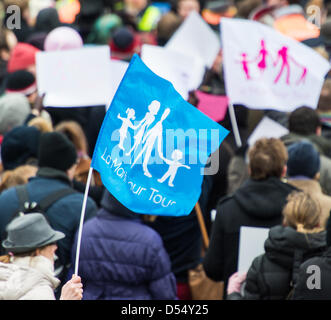 Londres, Royaume-Uni. Le 24 mars 2013. Une manifestation en faveur du mariage a lieu à Trafalgar Square, Londres, le dimanche 24 mars 2013, organisé par le groupe français "La manif pour tous", pour protester contre les propositions visant à étendre le mariage aux couples gays. Bannières ont été importants. Credit : miscellany / Alamy Live News Banque D'Images