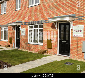 Avec de nouvelles maisons à la vente et vendu des signes dans Billingham près de Stockton on Tees, Angleterre du Nord-Est, Royaume-Uni Banque D'Images