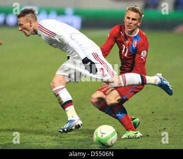 Joueur danois Niki Zimling (à gauche) et la République tchèque a player Borek Dockal lutte pour la balle dans leur qualification pour la Coupe du Monde 2014 match de football en République tchèque contre le Danemark à Olomouc, République tchèque, le vendredi 22 mars 2013. (Photo/CTK Jaroslav Ozana) Banque D'Images