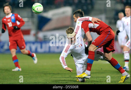 Joueur danois Andreas Cornelius (à gauche) et la République tchèque Tomas Sivok joueur lutte pour la balle dans leur qualification pour la Coupe du Monde 2014 match de football en République tchèque contre le Danemark à Olomouc, République tchèque, le vendredi 22 mars 2013. (Photo/CTK Jaroslav Ozana) Banque D'Images